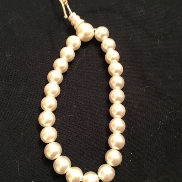 Slide Adjustable Faux White Pearl Bracelet - Picture 4 of 5